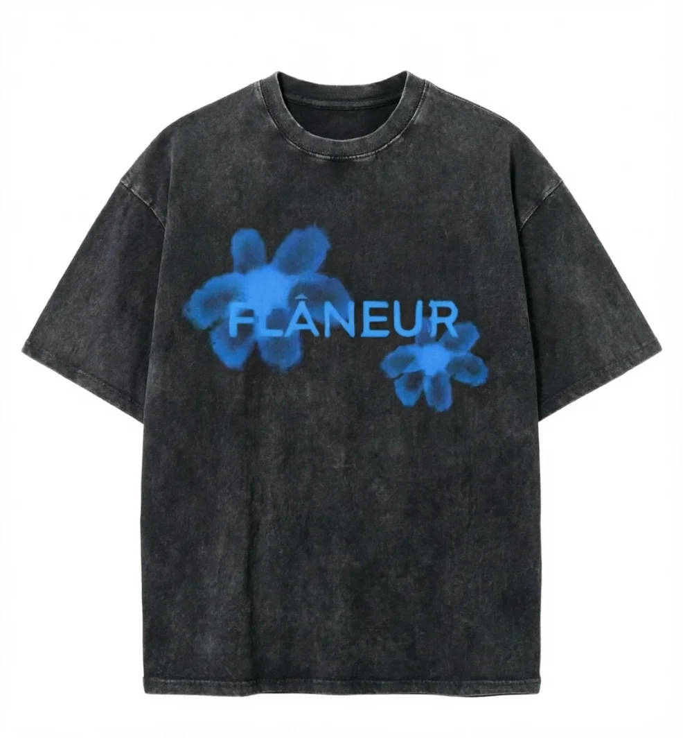 Camiseta Oversize Vintage Lavada Negra con Estampado Floral Azul 'Flaneur' Verano 2026, Top Retro Grunge Casual Streetwear