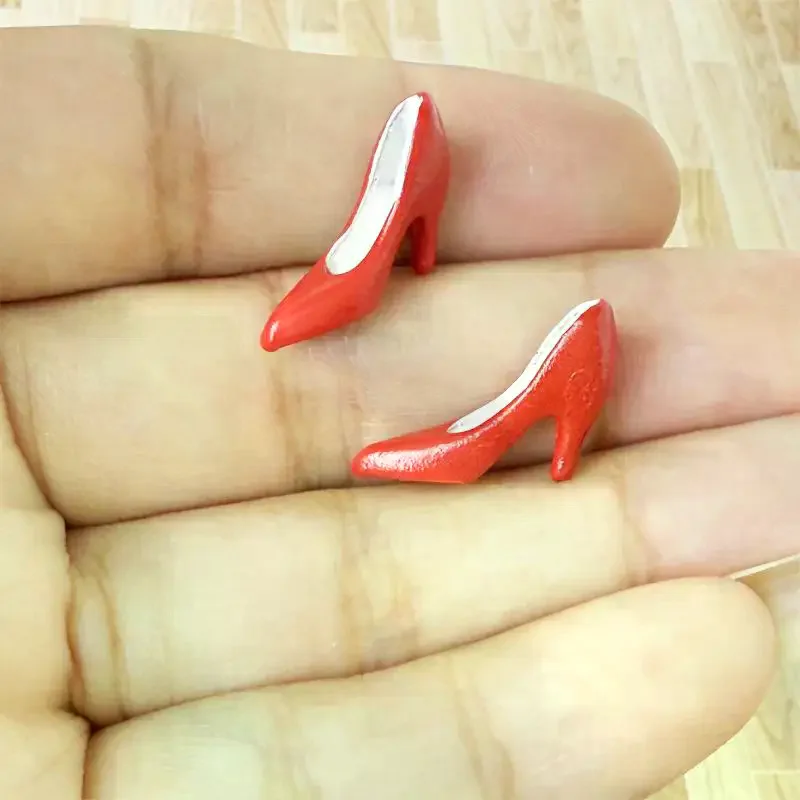 Pantoufles miniatures pour maison de poupée, 1 paire, échelle 1/12, modèle à talons hauts pour maison de poupée, décor de poupées, jouets de jeu pour enfants, cadeau