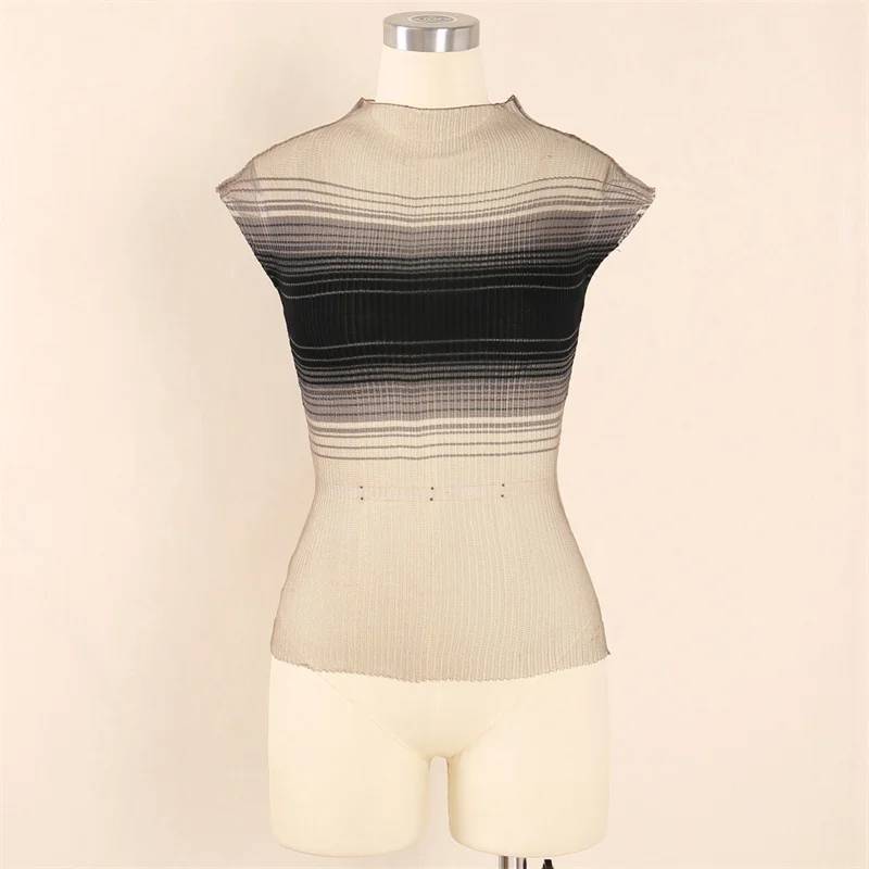 

Women's t-shirt New elastic knitted sleeveless top for summer 2025 Gradient color slim fit women's vest y2k Translucent tank top