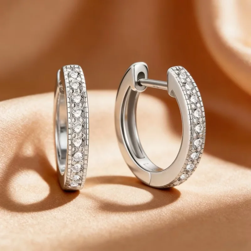 

Сертифицированные Anziw 2026 Новые серьги-кольца из муассанита 1,3 мм для женщин, винтажные простые круглые серьги-хагги, ювелирные украшения для вечеринок, подарки