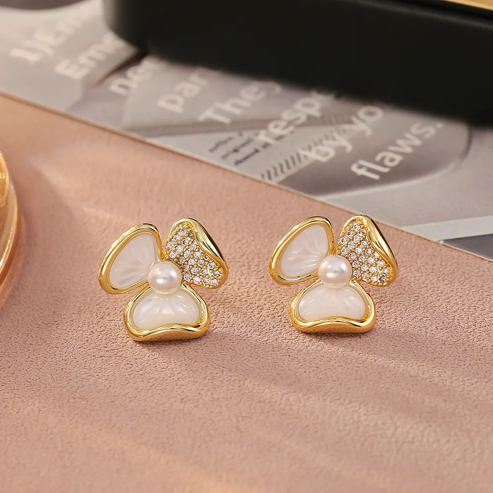 

Fashionable and exquisite mother-of-pearl flower pearl earrings, high-end micro-paved zircon earrings, light luxury earrings