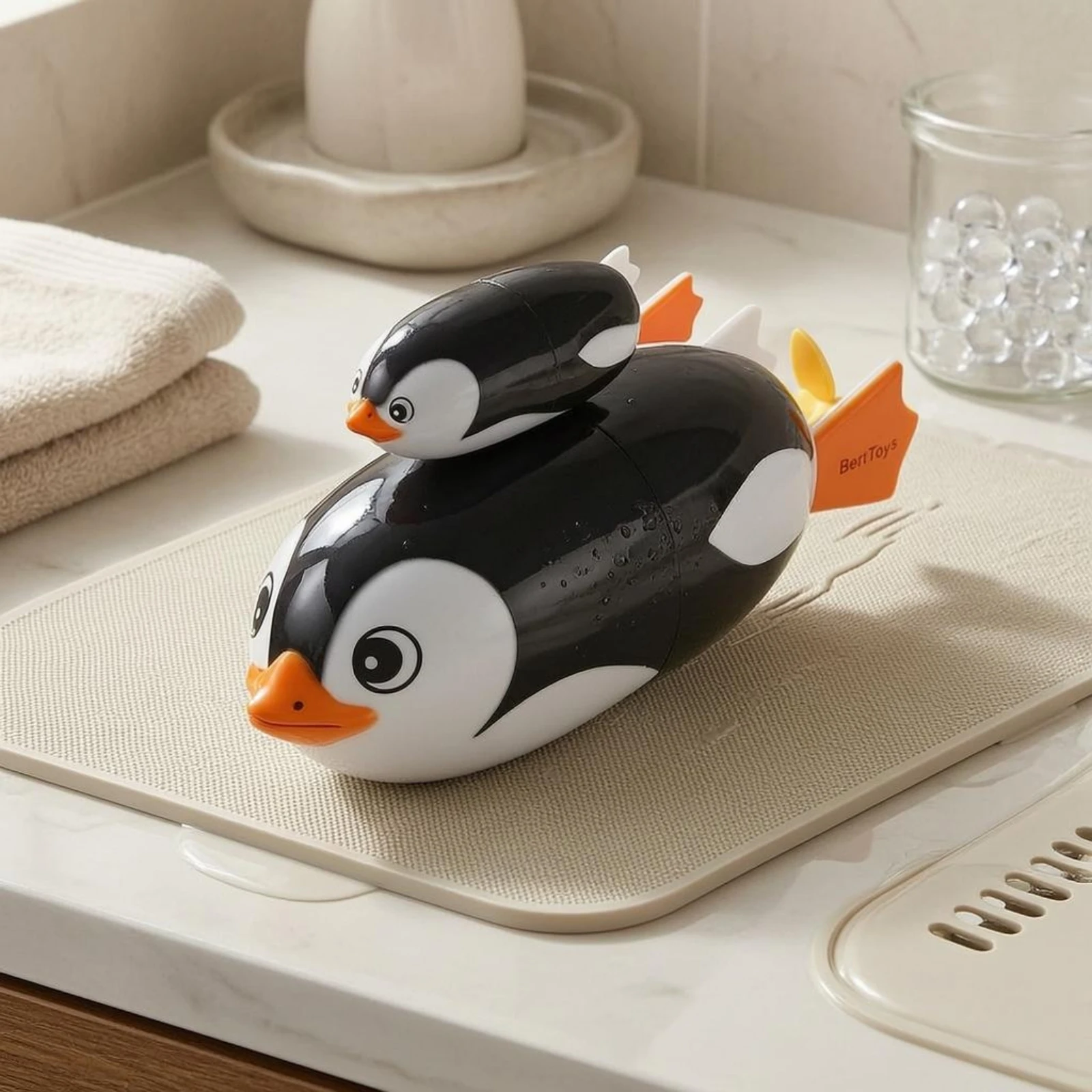 電動水泳ペンギンおもちゃ漫画の目電動ペンギンおもちゃフローティングアニマルバスセット丸みを帯びたエッジ