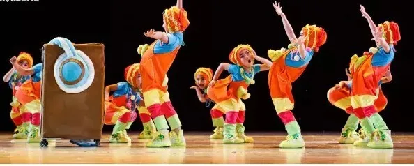 

Новое платье для выступлений на день защиты детей, стиль Сяо Хэ. Когда ты слушать музыку, ты хотите танцу. Детское выступление на сцене