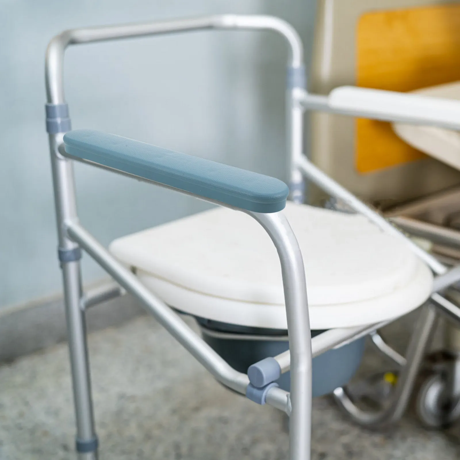 

3 пары противоскользящих пластиковых накладок на подлокотники для стульев-туалетов, сменные наконечники для портативных туалетных кресел и прикроватных стульев для пожилых пациентов