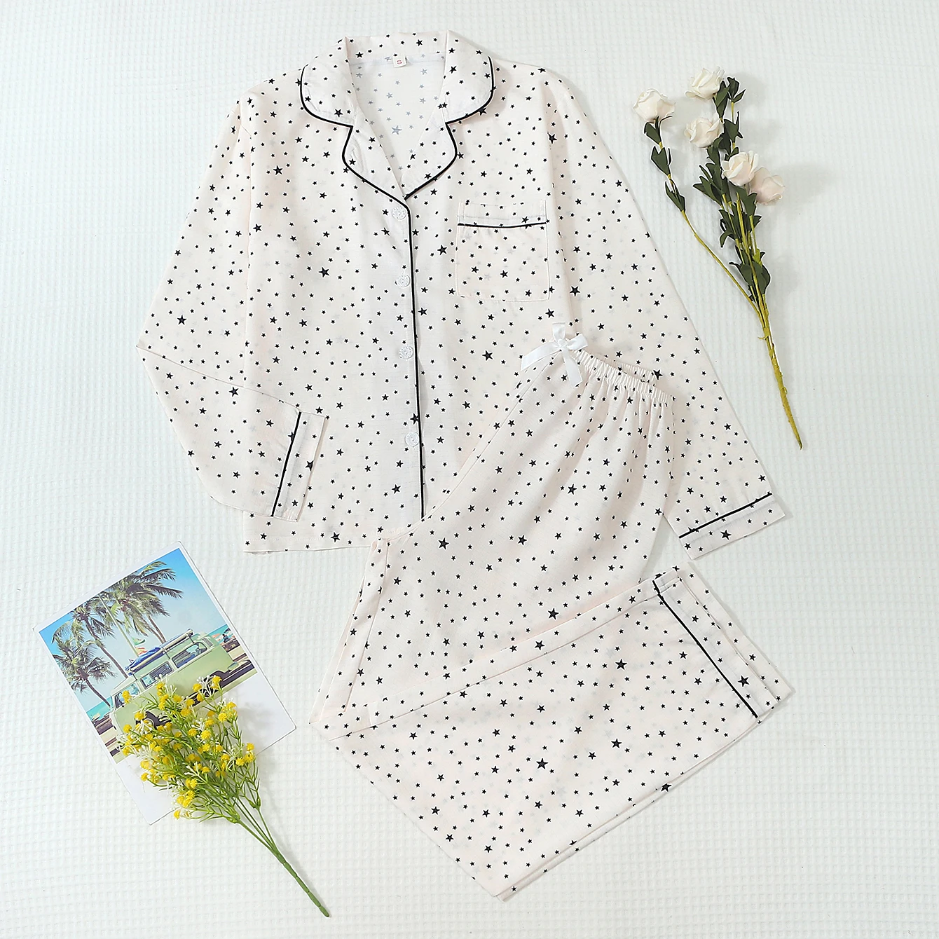 Conjunto de dos piezas de pijama y ropa de descanso para mujer, cómodo, de color blanco, con estampados de estrellas grandes y pequeñas, cuello vuelto, cierre de botones y pantalones con lazo, adecuado para uso en el hogar.