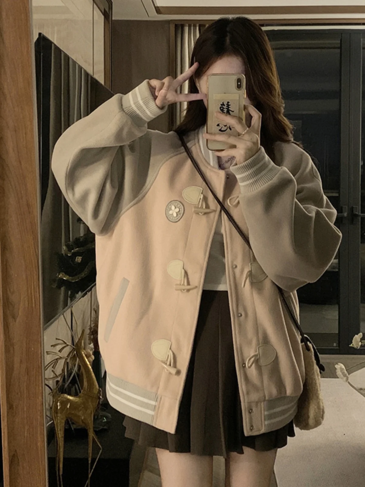 

Бейсбольные куртки женские нейлоновые демисезонные стеганые утепленные на пуговицах спортивные с декоративным воротником-стойкой объемные для бега шикарные