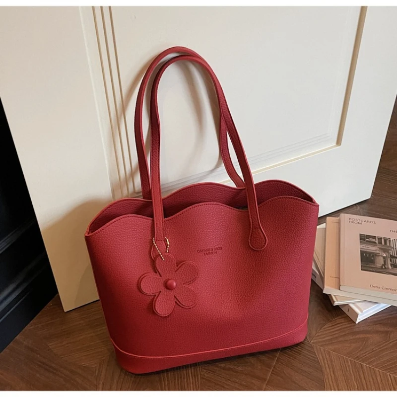 

Модная сумка через плечо, легкая, роскошная, маленькая, с цветочным кулоном, женская сумка-тоут, простая, универсальная, вместительная.