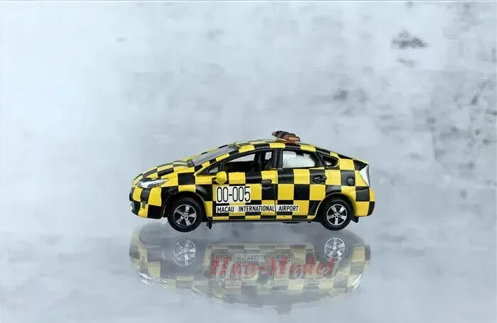 Kecil 1:64 model mobil untuk Toyota Prius MC12, paduan Diecast simulasi mainan anak laki-laki hadiah ulang tahun hobi tampilan ornamen kuning