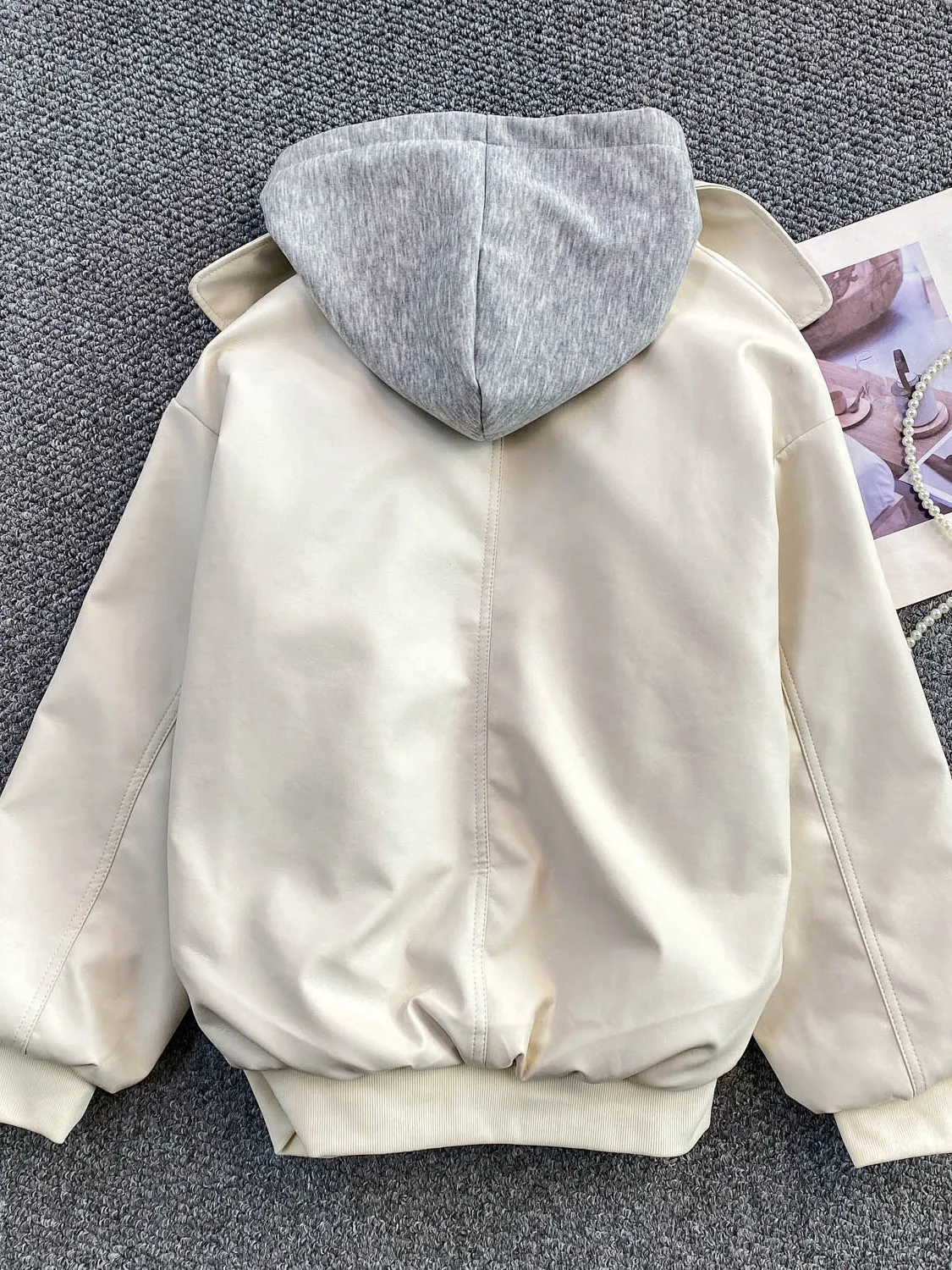 Retro Kurtka Damska ze Skóry PU z Kapturem, Podszewką i Efektem Wyszczuplającym, Styl Vintage, Długi Rękaw, Zapinana na Zamek