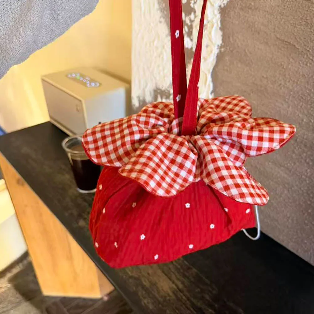 Strawberry Flower-Shaped Portable Makeup Storage Bag, High Aesthetic Value, Fresh and Cute, Suitable for Work, Portable Gift Handbag