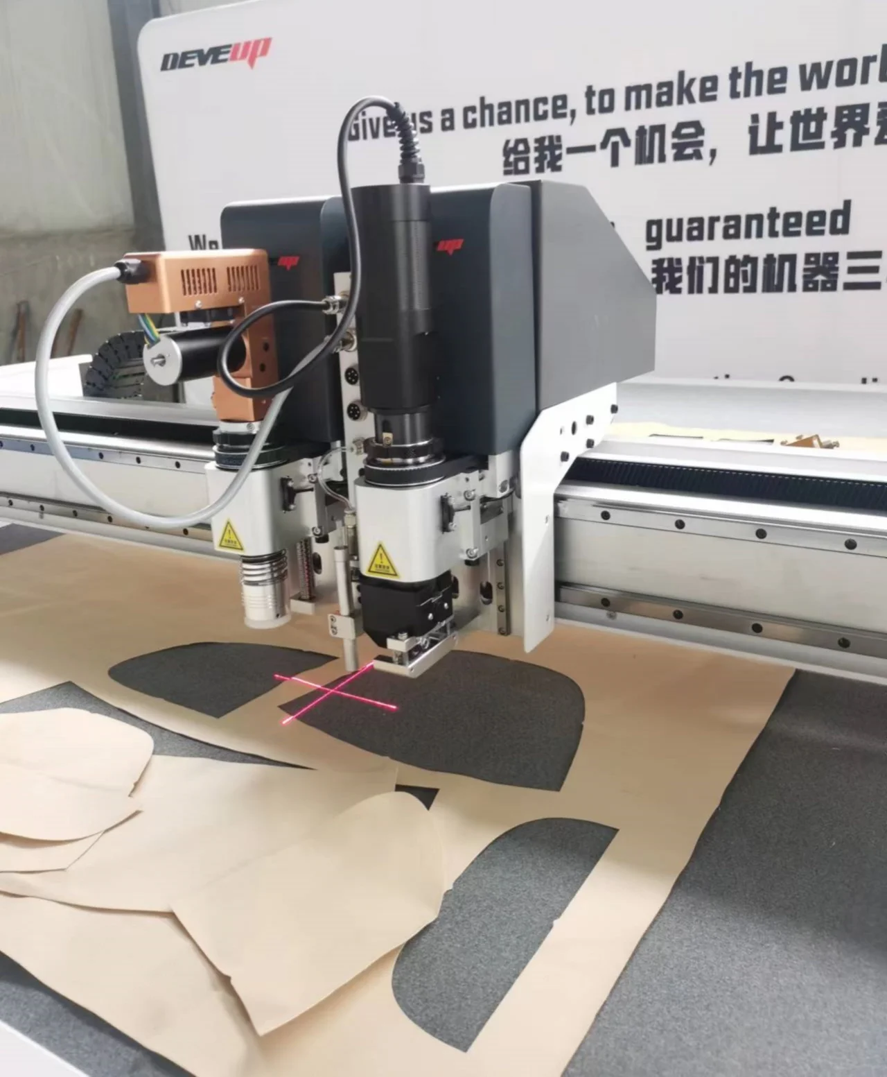 Plotter per macchina da taglio a coltello oscillante con taglierina CNC con alimentazione automatica per il taglio di tappezzeria domestica per indumenti tessili