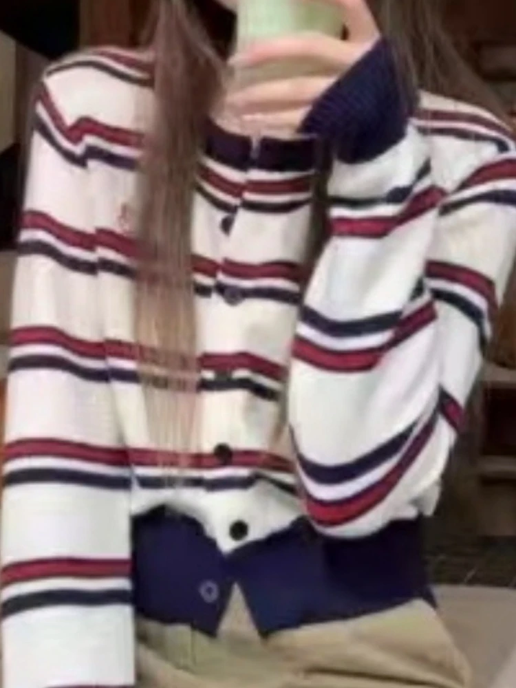 เสื้อคาร์ดิแกนถักคอกลมลายทางสําหรับผู้หญิงในฤดูใบไม้ผลิ ขี้เกียจและหลวม ดีไซน์สั้น เสื้อแจ็คเก็ตสเวตเตอร์ปัก