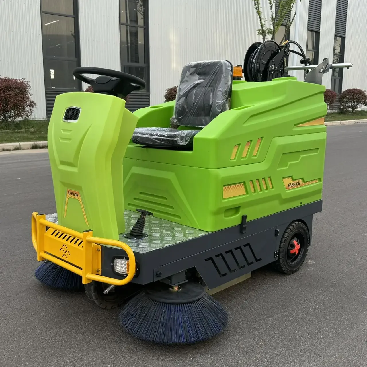 

YG Customized 2025 Durable Automatic Ride On Electric Road Sweepers Vehicle Street Floor Sweeper Machine Factory Made In China