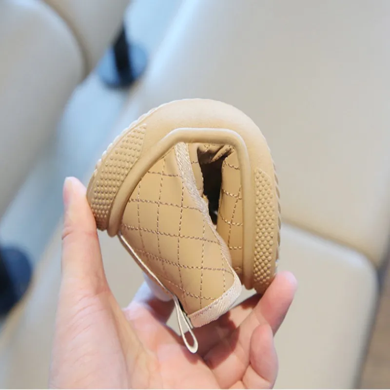 Botas de nieve para niños, botas cortas con terciopelo grueso y botas de algodón para niñas, zapatos cálidos de algodón para bebés, invierno 2025