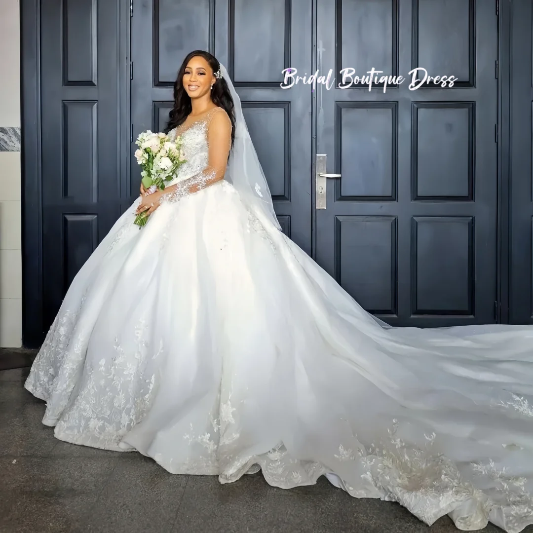 

Индивидуальные роскошные белые свадебные платья-баллоны с круглым вырезом, расшитые бисером и аппликациями, с длинными рукавами и шлейфом.