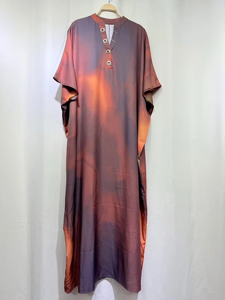 レトロな幾何学模様のプリント、ドアチューブ型の半開襟プルオーバードレス、2025年秋のレディースファッション、ゆったりとしたオーバーサイズのふわふわスカート