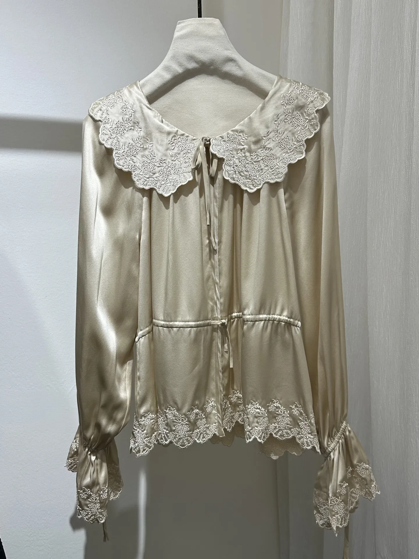 

Embroidery Patchwork Women 100% Silk Shirt Turn-Down Collar Petal Sleeve Elegant Ladies Blouse Top