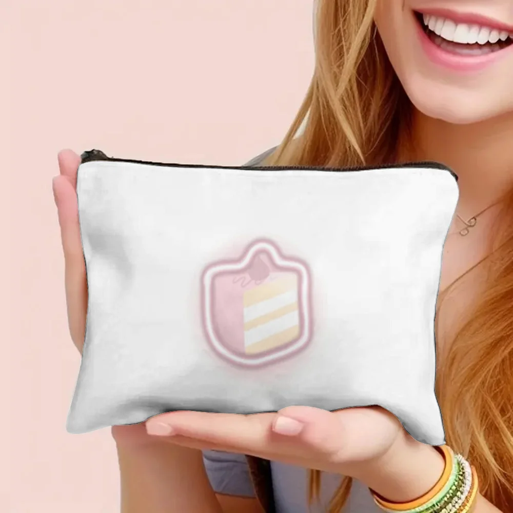 1 Piece Cream Strawberry Cake Makeup Bag - Multifunctional Zipper Pouch For Women, Perfect Travel Zipper Storage Bag, Fun Birthd