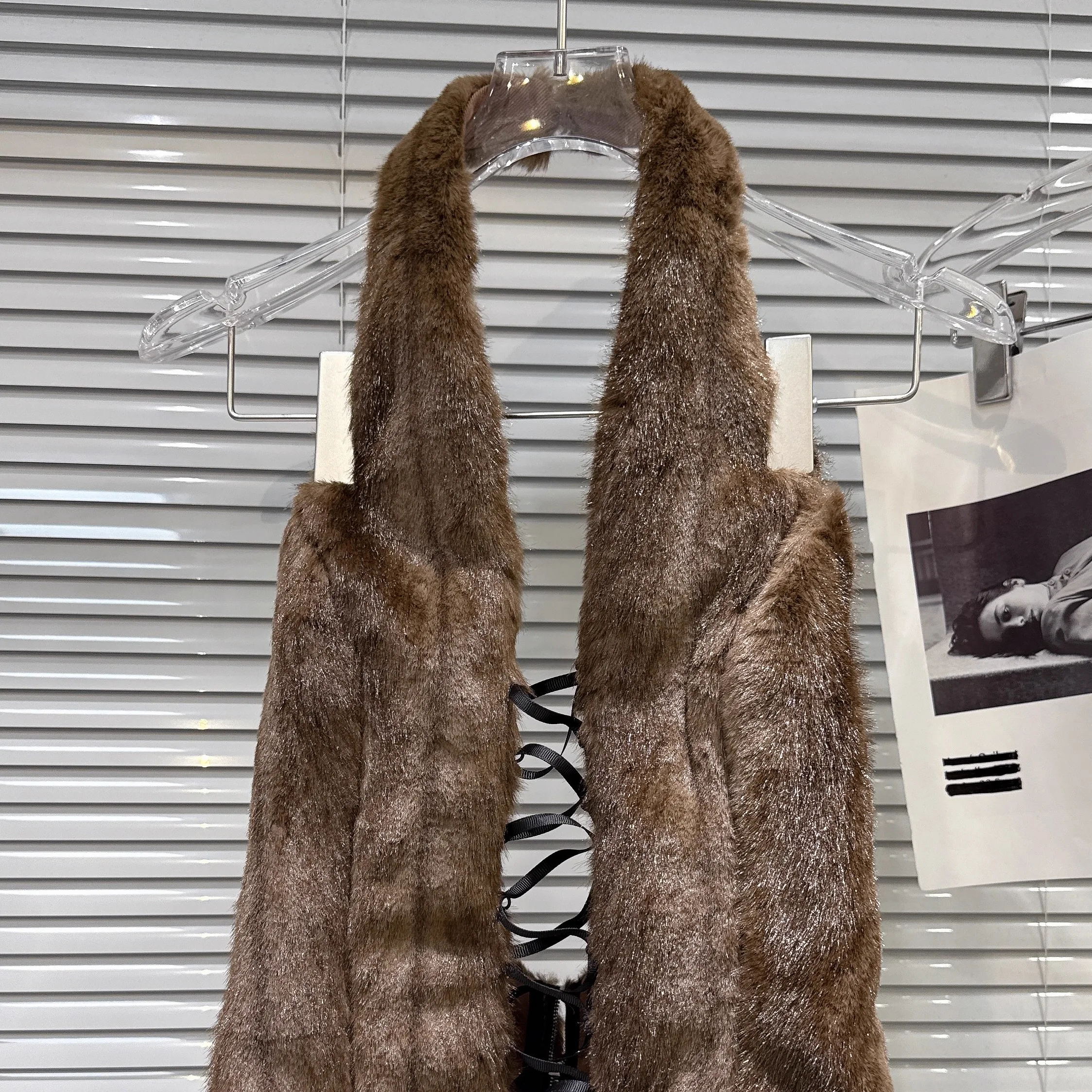 

Модный американский зимний жилет 2025 года с дизайнерским мехом, экологичный, с регулируемым ремешком и шнурком, женский топ