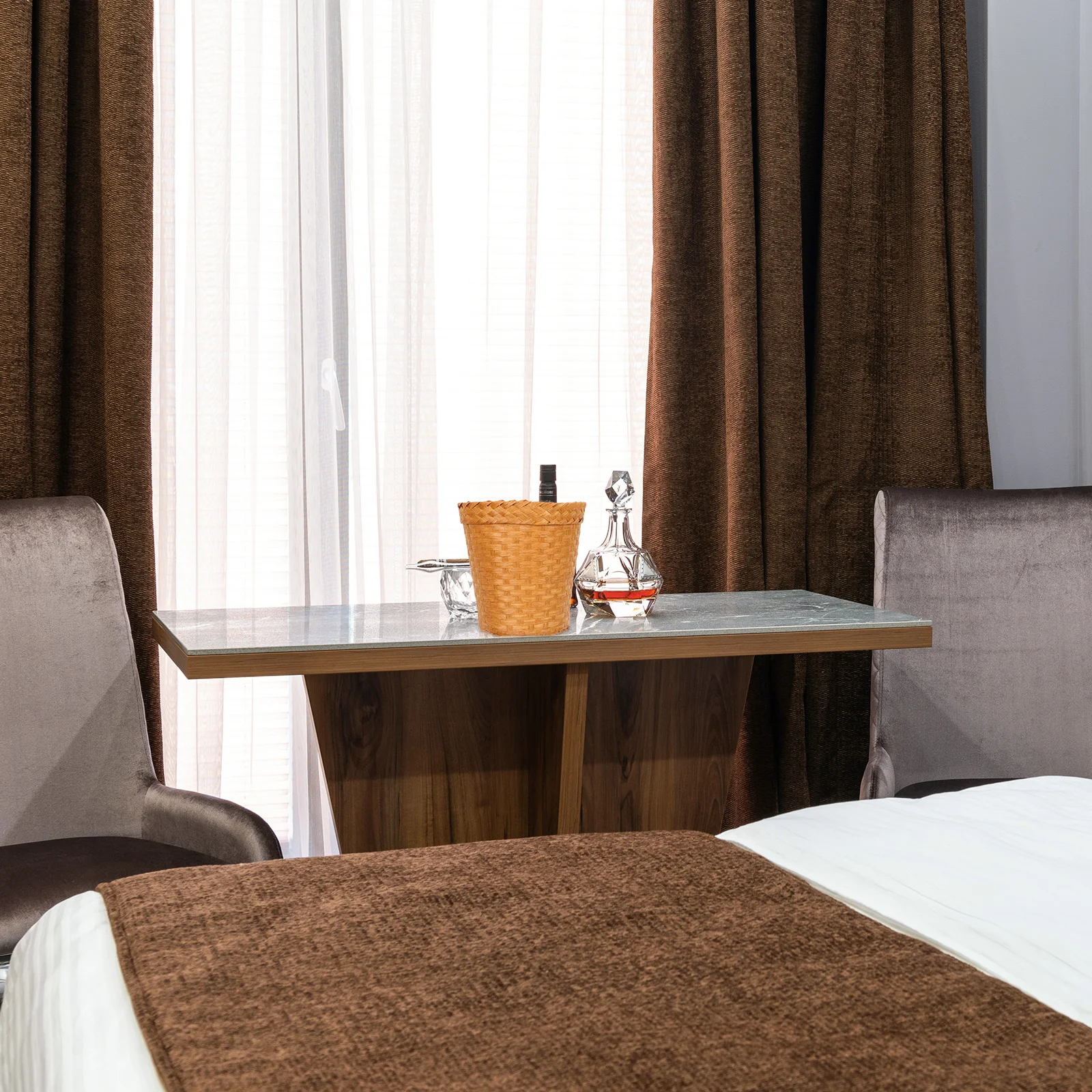 

1Pcs Grass Woven Storage Basket Creative Organizer for Home Office Kitchen Multi-Purpose Decorative Container