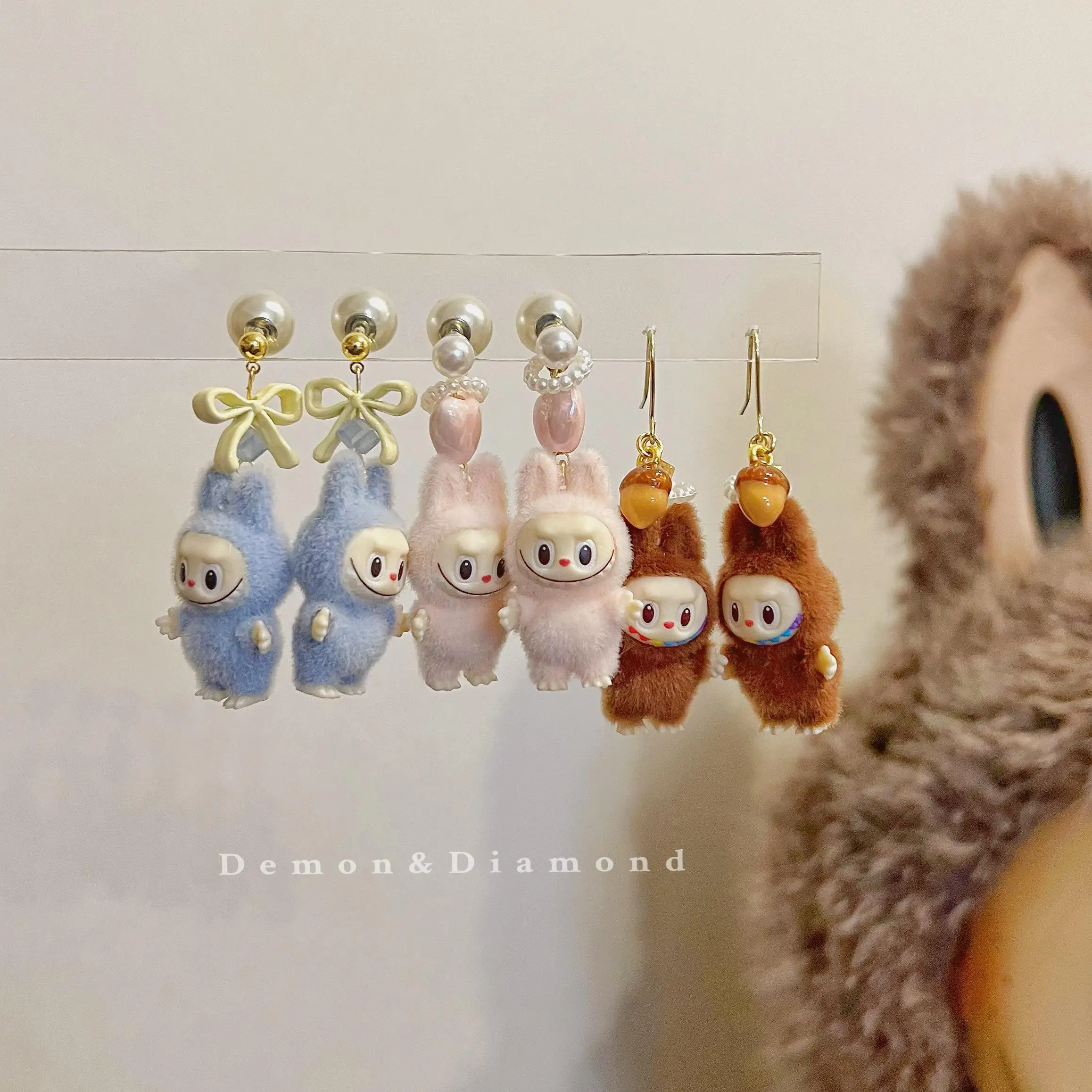 Mini flocado Labubu de pie, accesorios bonitos de tela, dibujos animados creativos, chica bonita, personalidad divertida, pendientes coloridos con Clip para la oreja