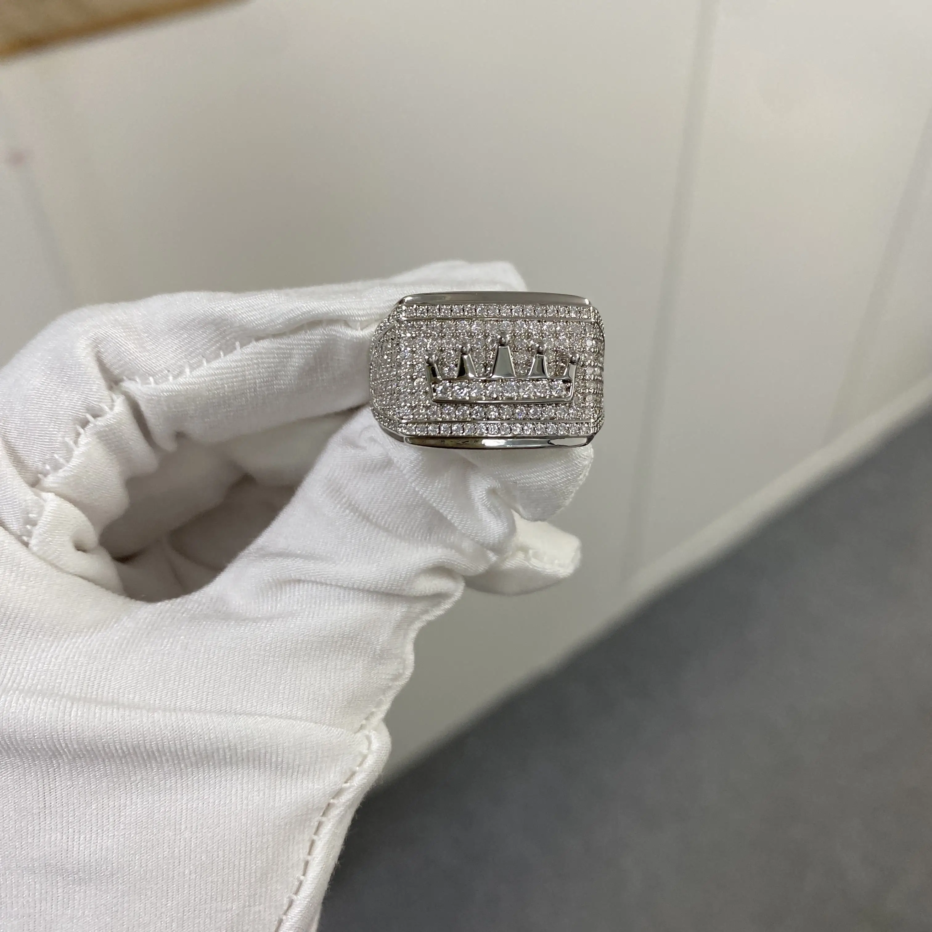 

Кольцо-печатка Crown из серебра 925 пробы с муассанитом, квадратное, инкрустированное камнями, мужские и женские модели, хип-хоп украшения для вечеринок и подарков