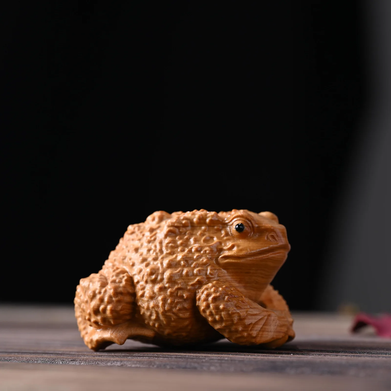 Cliff Cypress Wood Golden Toad Animal Statue, Mini Praying for Blessing Frog Figurine, Solid Wood Carving Fun Desktop Crafts