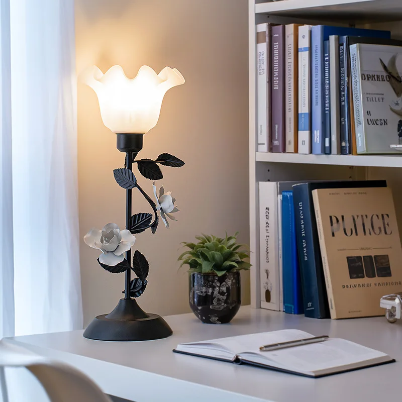 

Настольная лампа в американском стиле ретро ваби-саби подходит для украшения атмосферы кабинета, спальни, прикроватная маленькая ночная лампа