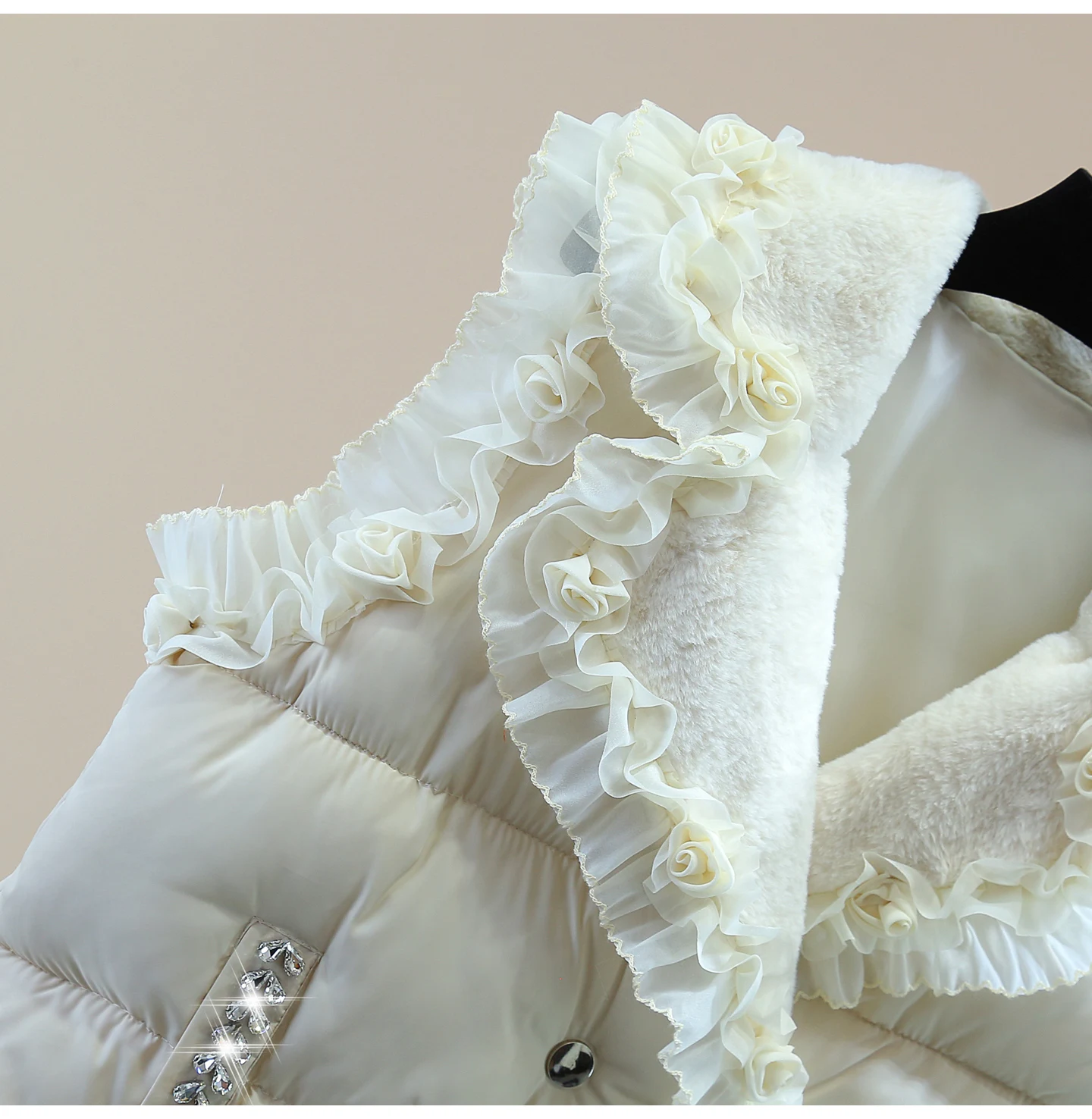 Ruffled Edge Fleece-Lined Sleeveless Cotton Jacket 2025 Autumn Winter Slimming Heavy Craft Flower Embellished Quilted Vest Lady