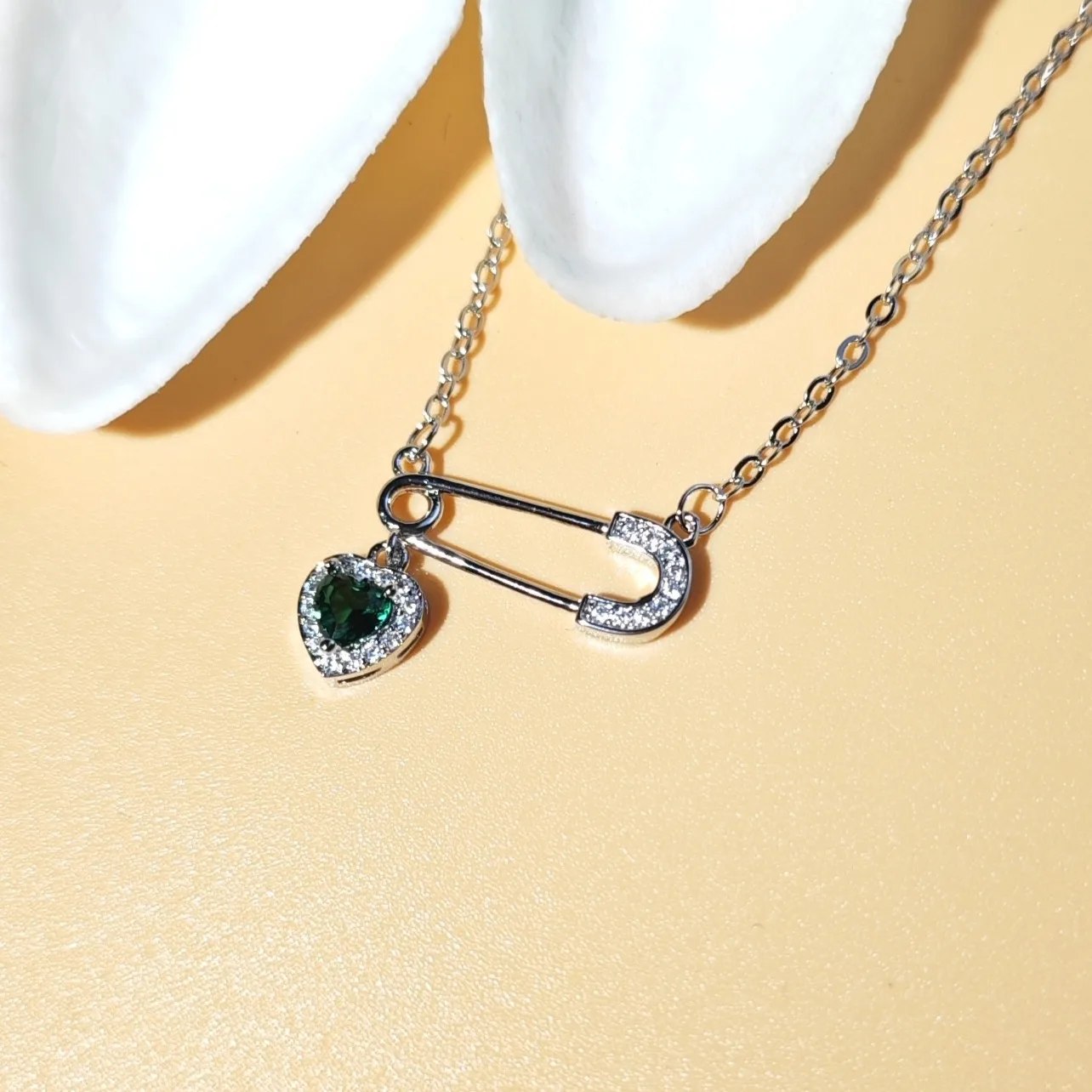 

Зеленая любовь, бриллиантовая скрепка, ожерелье, женская ниша, легкий роскошный дизайн, простая цепочка на ключицу