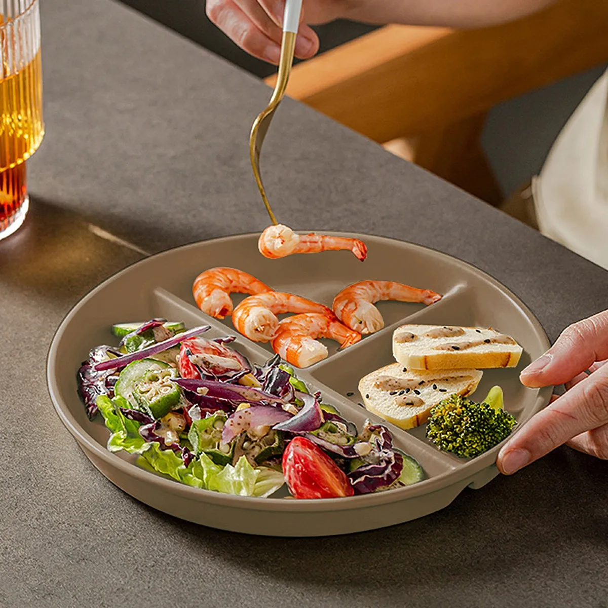 Assiette ronde en plastique réutilisable avec compartiments pour le contrôle du poids, idéale pour les femmes, pour la perte de poids, les salades, passe au micro-ondes