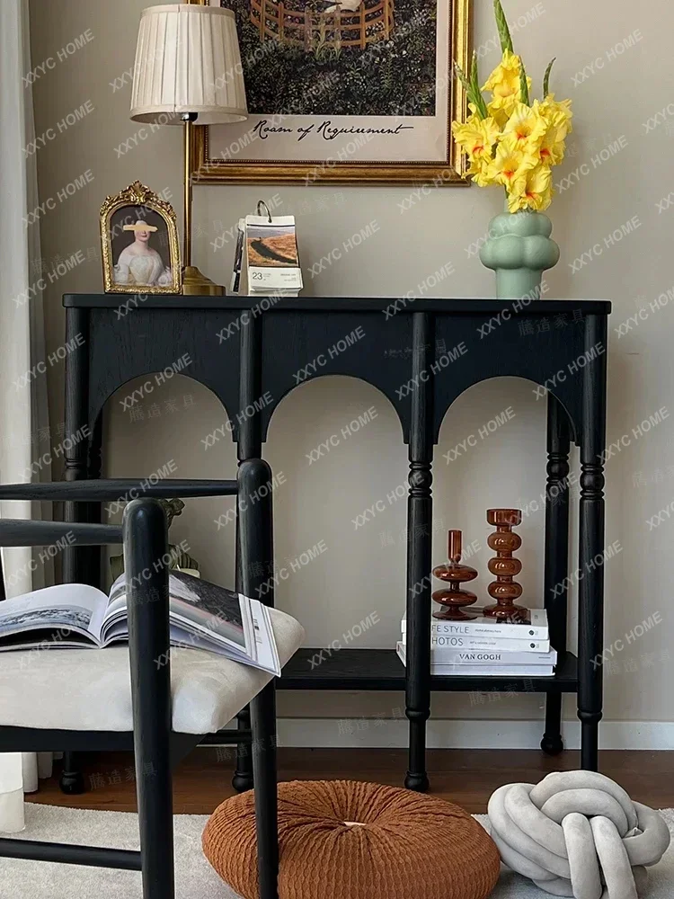 

Средневековый шкаф на крыльце из массива дерева, стол на крыльце, вход у стены, шкафчик для прохода, журнал