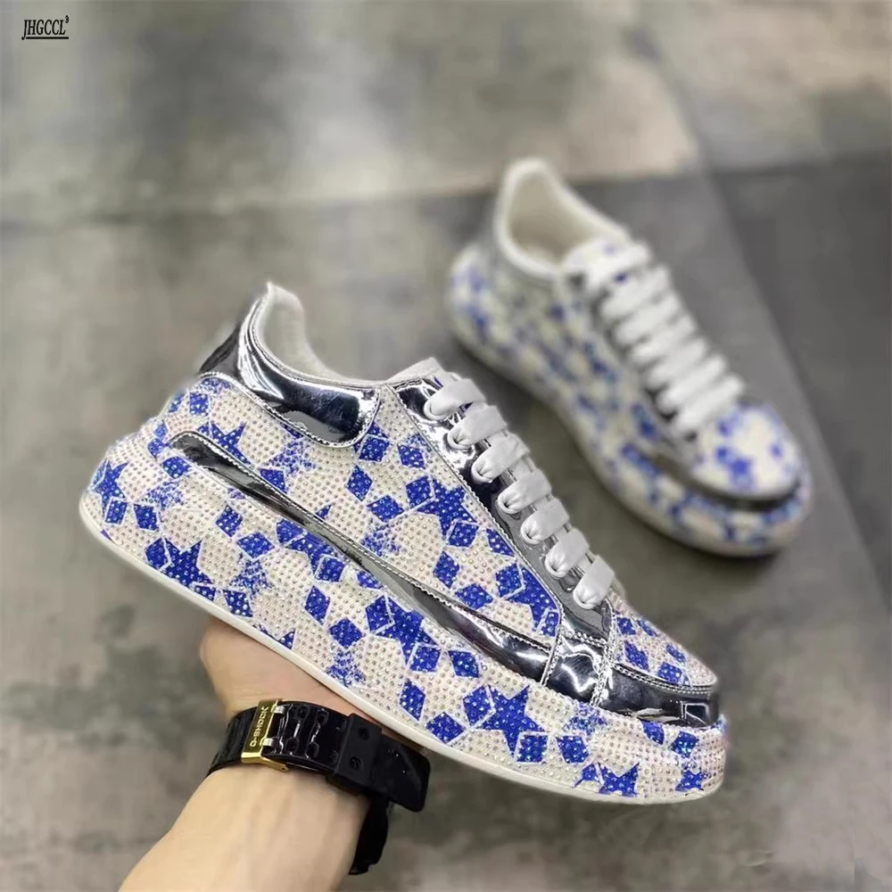 

Новые мужские туфли на толстой подошве - модные слипоны на толстой подошве со стразами и цветными блоками на платформе, увеличивающие рост.