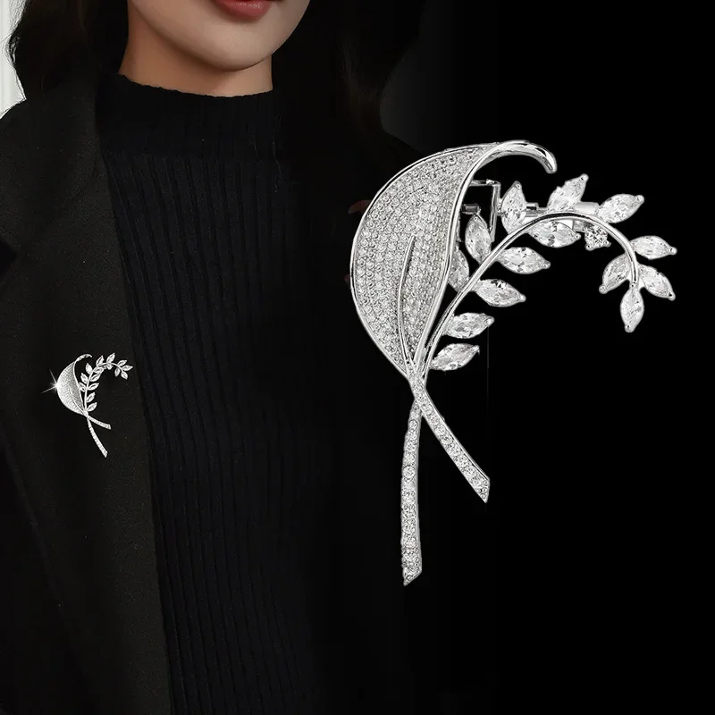 

2025High-end classic micro-set zircon green gradient ginkgo leaf brooch, elegant natural pearl leaf pin for women