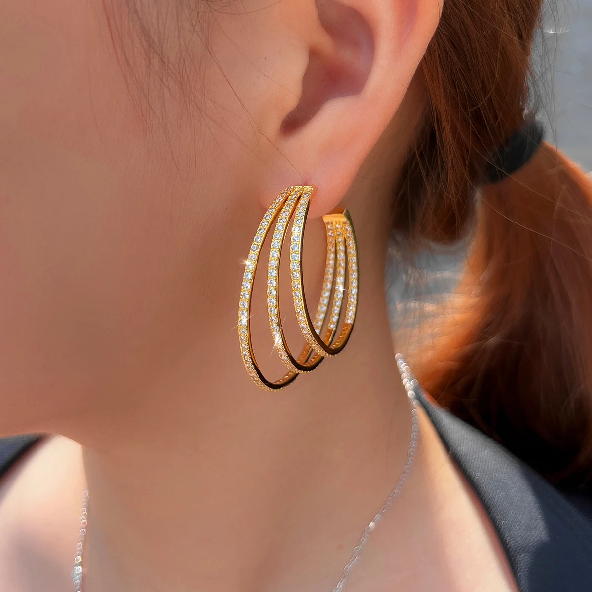 CWWZircons 3 Kreise Bling Zirkon Pavé Luxus Gelbgoldfarbene Große Runde Geometrische Dreifach-Creolen für Damen Großhandel E0302 – Detail 9