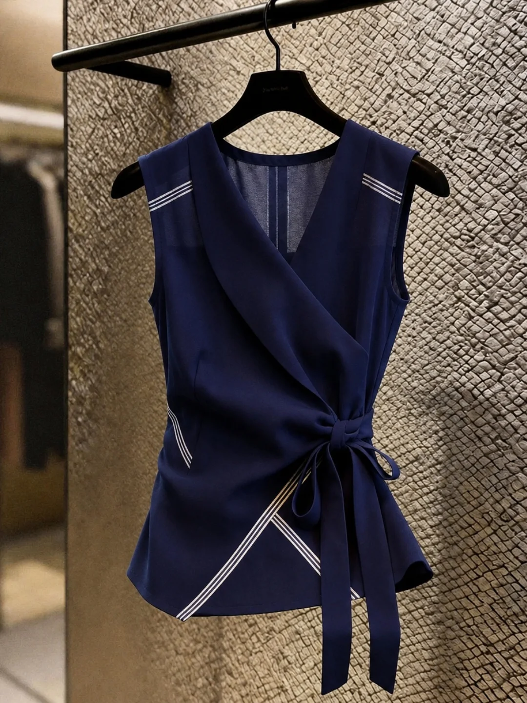 

V-Neck Waist-Cinching Belted Sleeveless Vest Commute Elegant Versatile Women's Top Summer Sophisticated Fashion Design