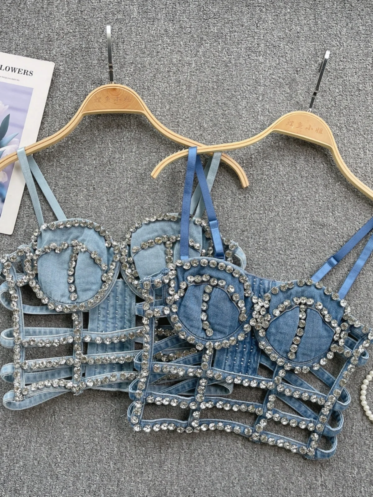 

Ele Heavy-Detail Rhinestone Embellied ort Crop Top Vest Design Hollow out Slim Fit Denim Material Women's Faion