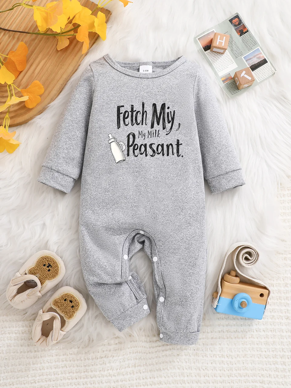 

A baby long-sleeved onesie with interesting letter prints. It features a buttoned design for easy putting on and taking off