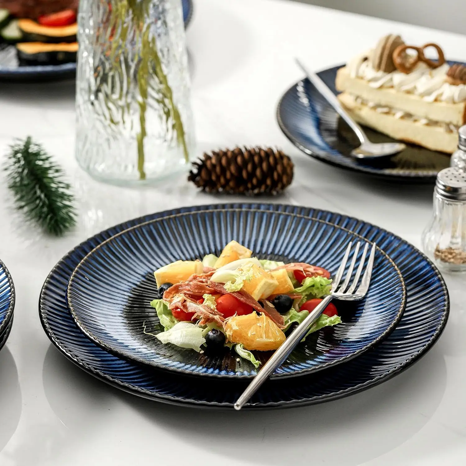 طقم أواني طعام سيراميك مكون من 16 قطعة، أطباق، أكواب للحفلات، آمنة للاستخدام في الميكروويف وغسالة الأطباق، طلاء تفاعلي (نيبولا أزرق)