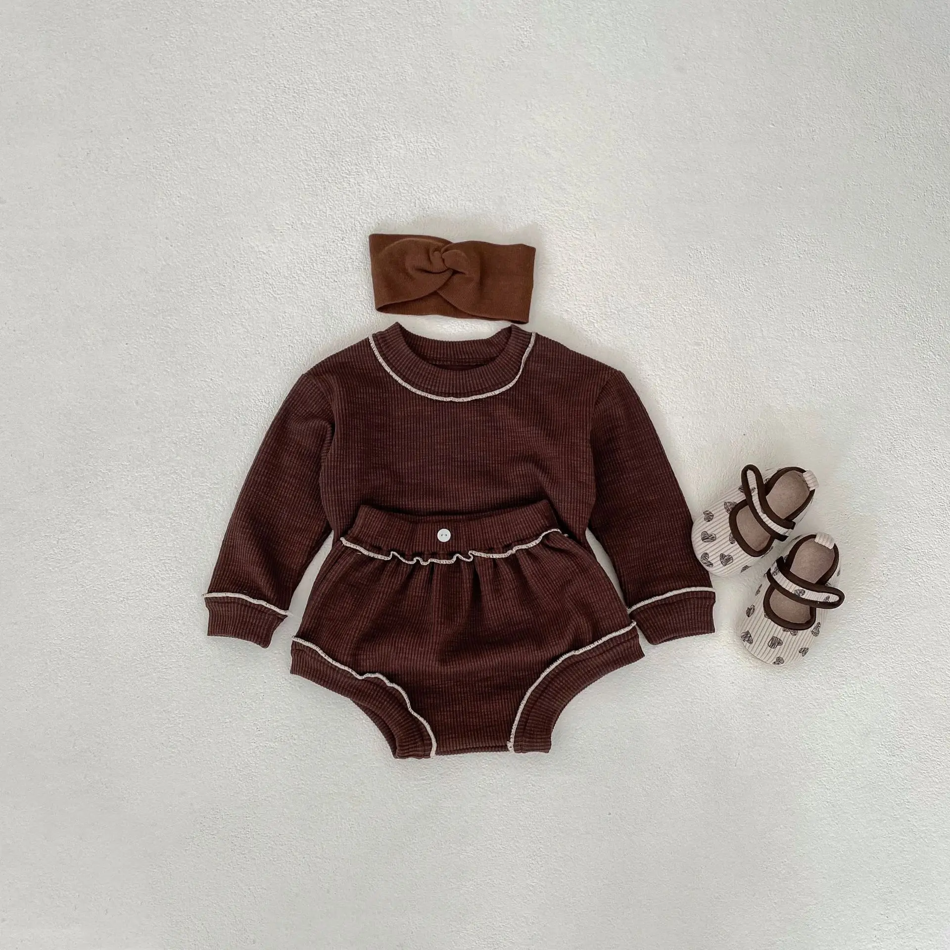 

Новинка весны и осени Instagram, модный универсальный сезон, топ с цветными деревянными застежками-ушками для маленьких мальчиков и девочек + треугольные брюки, 2 предмета