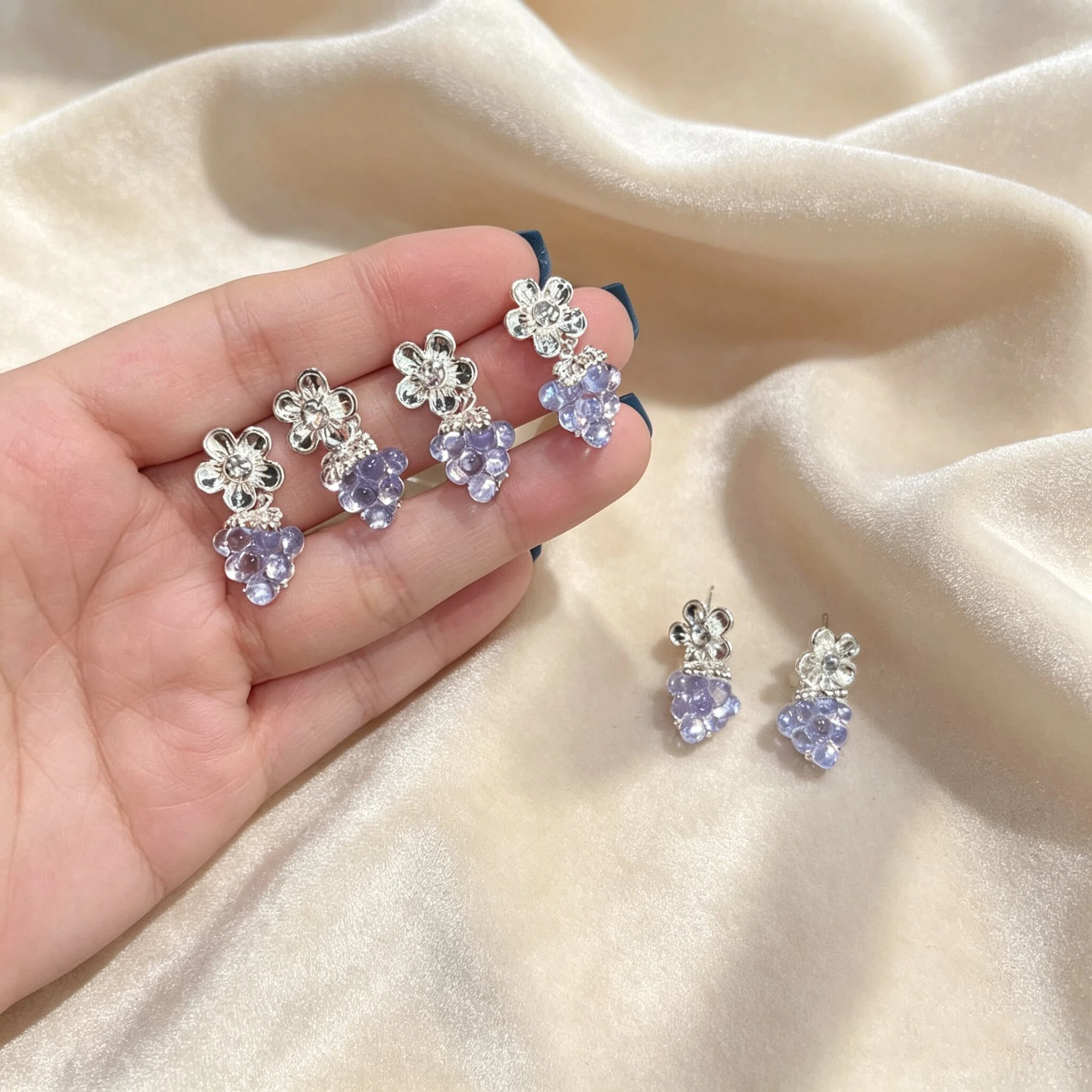 Pendientes de tuerca con diseño de flor en color plateado coreano para mujer, pendientes colgantes con cristales de color lila claro y forma de uva, joyería para bodas y fiestas.