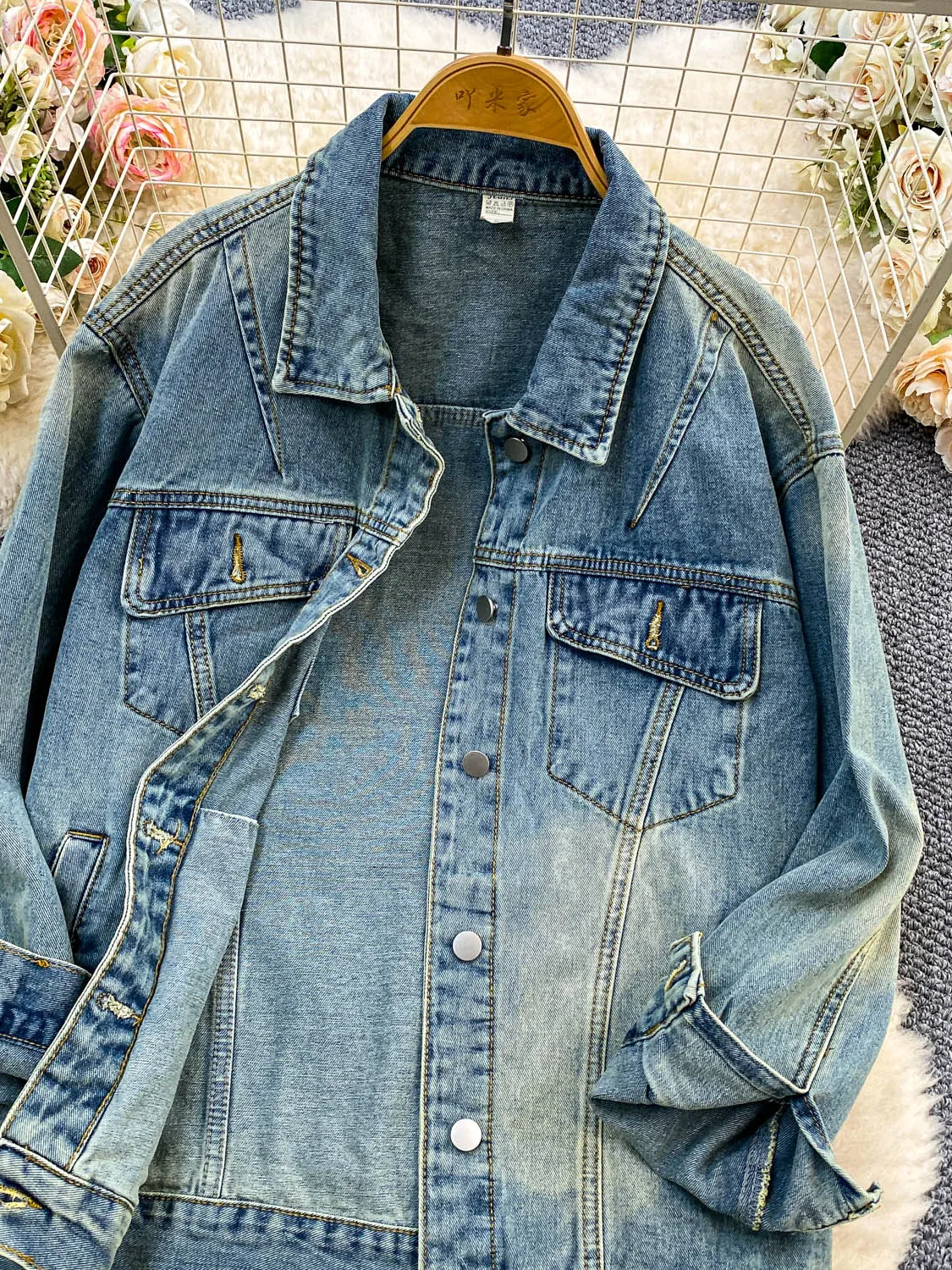 เสื้อแจ็คเก็ตยีนส์สไตล์ฮ่องกงย้อนยุค ดีไซน์หลวมทรงสลิมสำหรับผู้หญิง แฟชั่นฤดูใบไม้ร่วง ดีไซน์ลำลองทรงหลวม