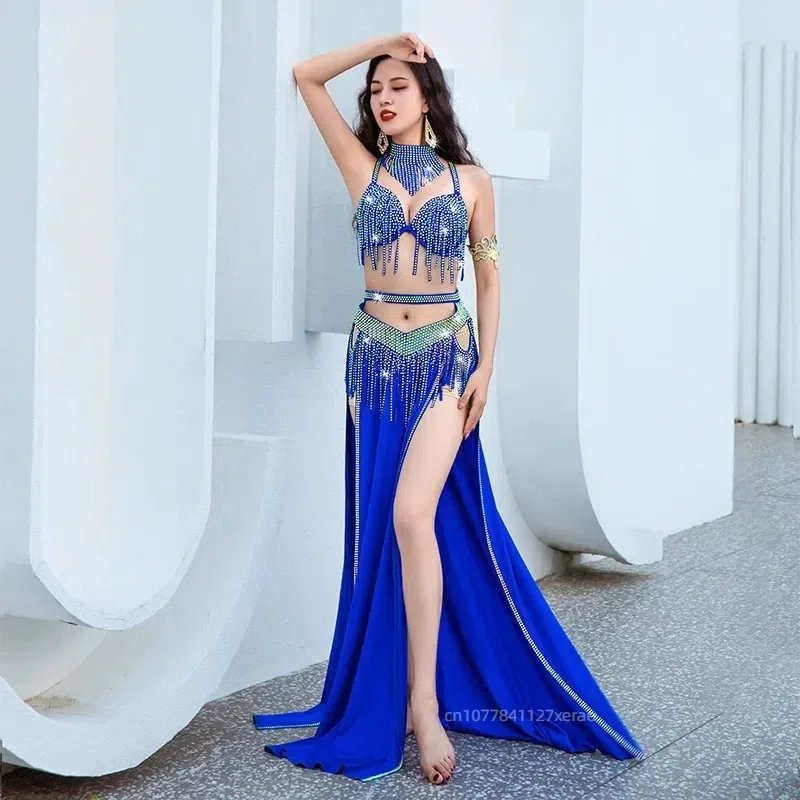 Trajes de dança do ventre usados para apresentações de competição em grupo e cerimônias de abertura de eventos, trajes dinâmicos de dança com lantejoulas e borlas