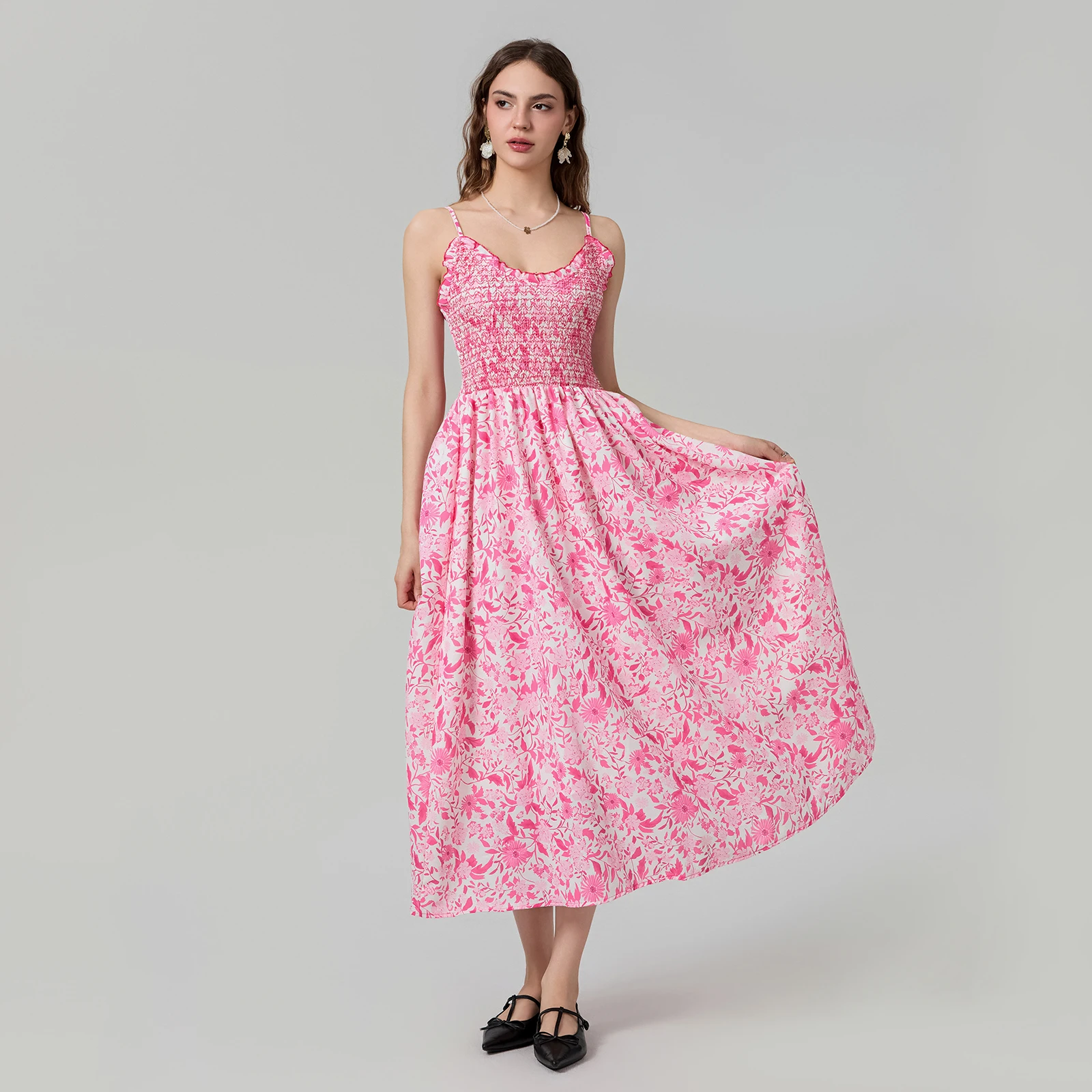 Robe trapèze longue smockée pour femmes, encolure dégagée avec bordure à volants, robe trapèze florale, bretelles spaghetti, dos nu