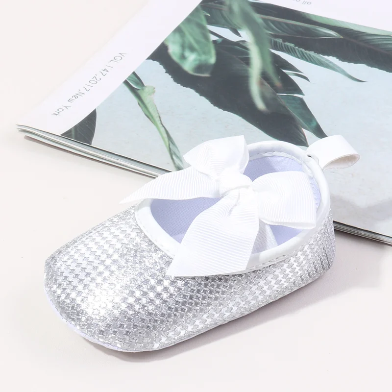 เทรนด์แฟชั่นฤดูใบไม้ผลิและฤดูใบไม้ร่วง รองเท้าเด็กประดับเพชรระยิบระยับ พื้นรองเท้านุ่มกันลื่น รองเท้าเจ้าหญิงสำหรับเด็กผู้หญิงอายุ 0-18 เดือน