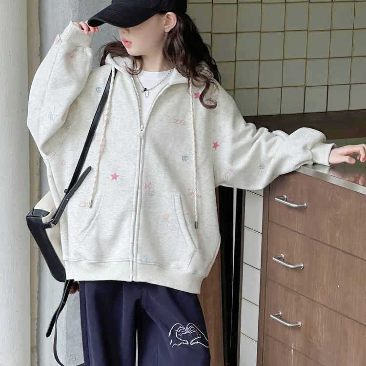 

Пальто на весну и осень для девочек, новинка 2023 года, корейская мода, повседневная свободная толстовка с капюшоном и принтом на молнии, детская верхняя одежда