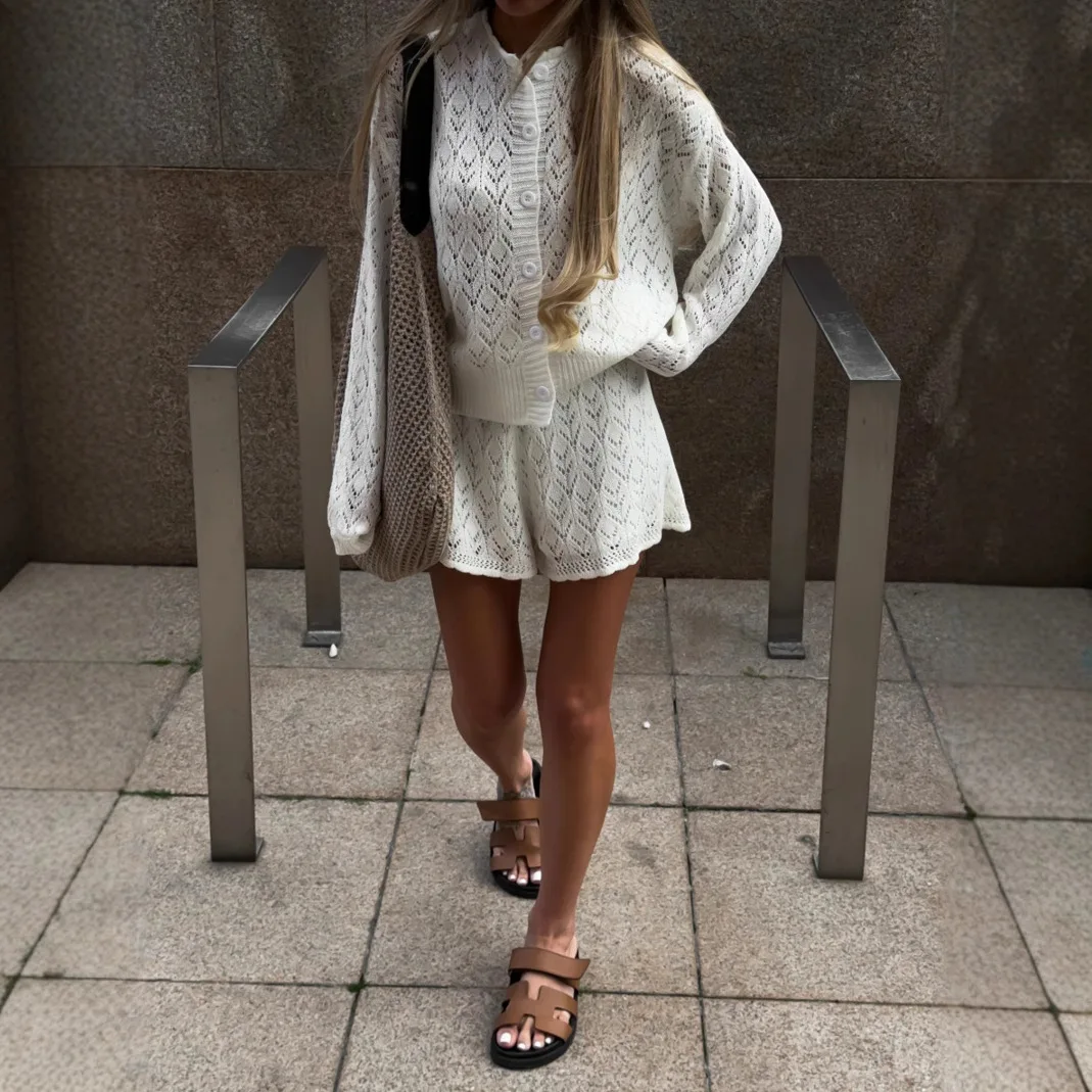 Giacca francese sottile con fiori all'uncinetto ritagliati pre-autunno Maglieria Design Sense Set Cardigan con scollo a V pigro di nicchia Vibe