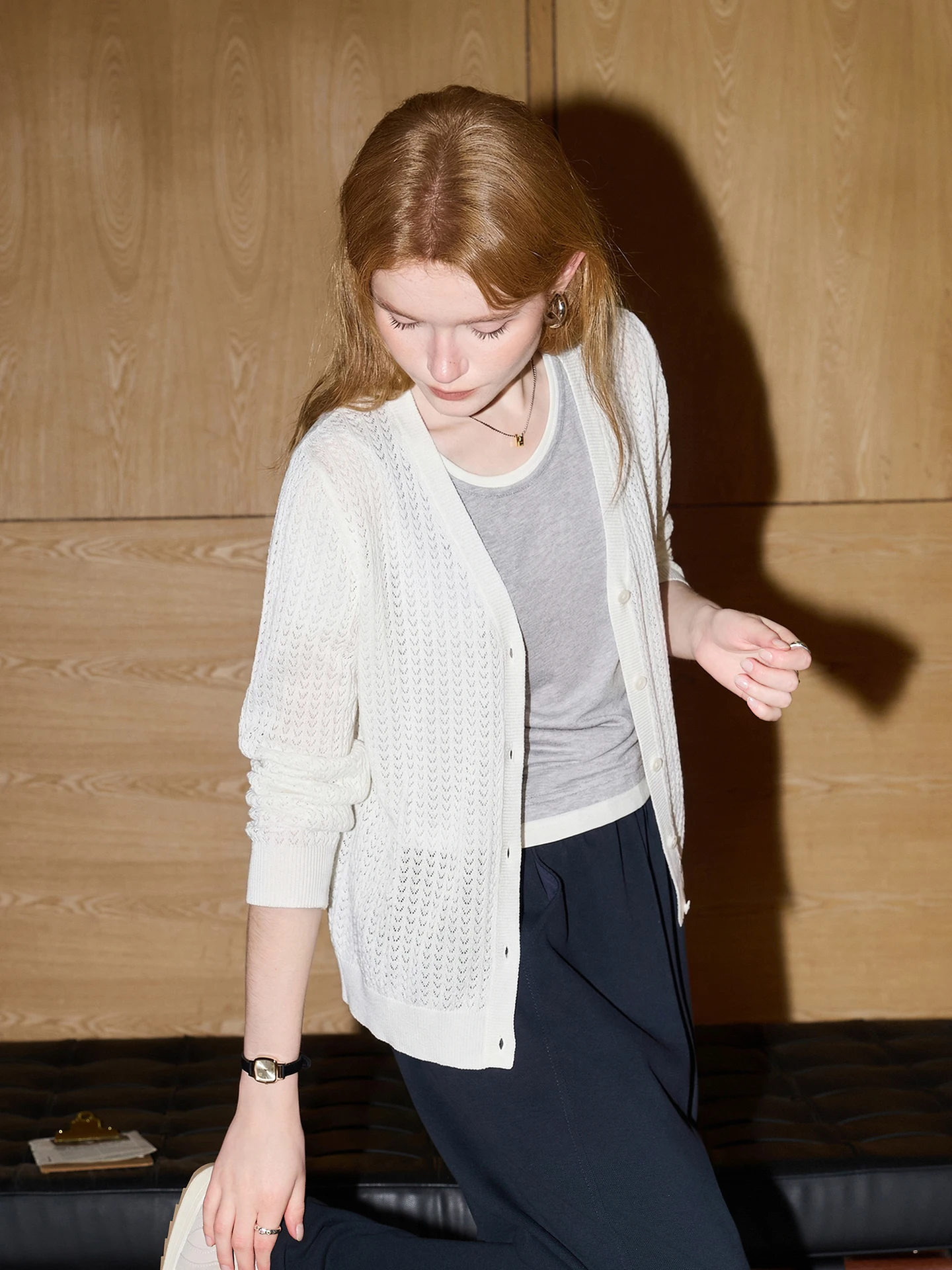 

KUHNMARVIN Летний вязаный кардиган с волнистым узором и вырезами, женский, с V-образным вырезом, белый, мягкий, с длинными рукавами, стандартный крой, в корейском стиле