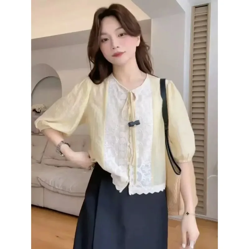 

Женская желтая блузка с коротким рукавом, белой кружевной вставкой и декором на пуговицах-липучках