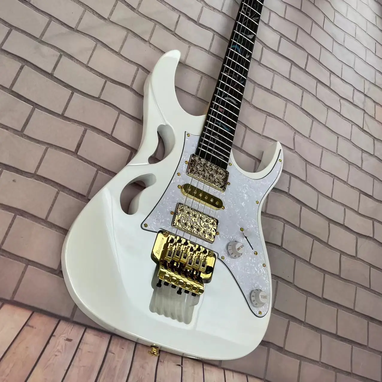 

New 6-string electric guitar split body electric guitar, white body, high gloss, rose wood fingerboard, maple wood track, white